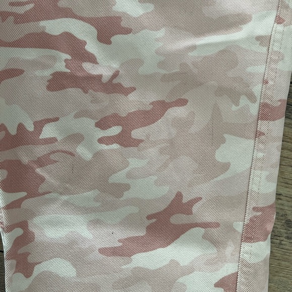 Stradivarius pink camo wide leg cargo pants. NWT. Size 6. A few small pen marks - Picture 3 of 7